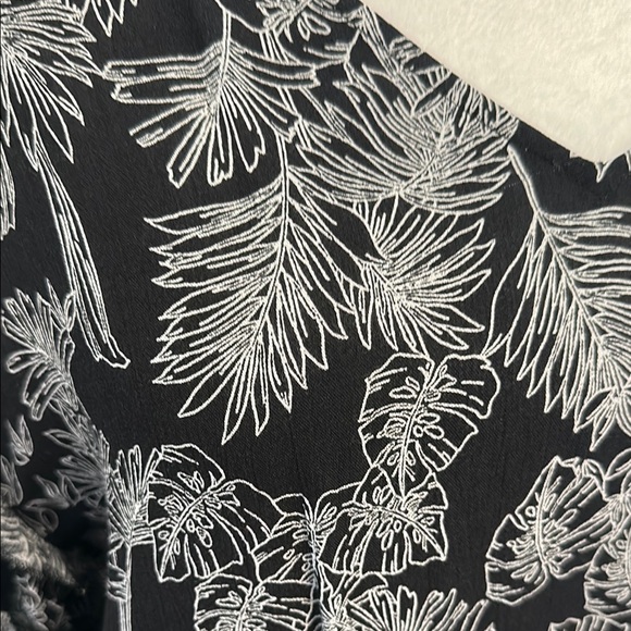 a.n.a Black and White Floral Blouse - Picture 4 of 9